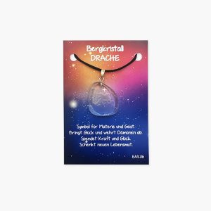 Bergkristall Energie Amulett mit Drache Gravur auf kleiner Karte