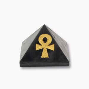 Shungit Pyramide mit Ankh Goldgravur
