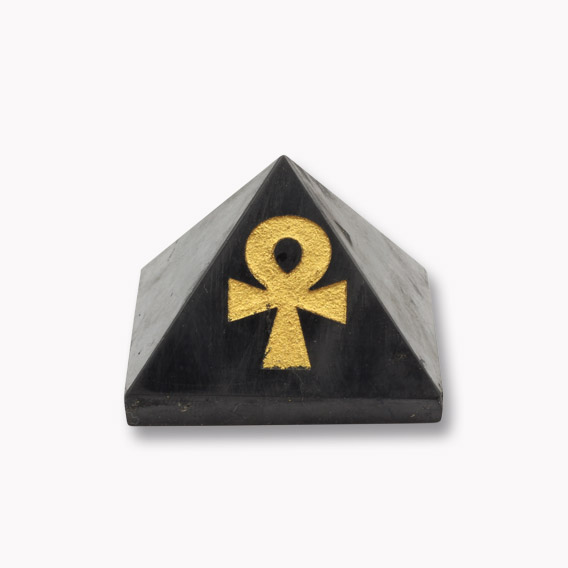 Shungit Pyramide mit Ankh Goldgravur