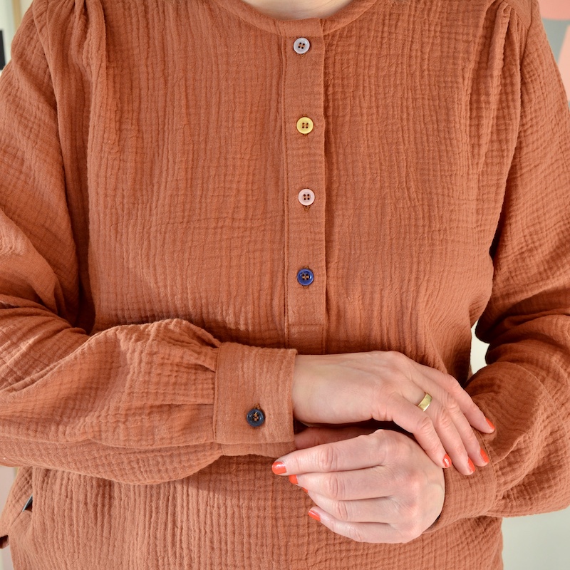 Bluse aus Musselin, Farbe toffee – Bild 5