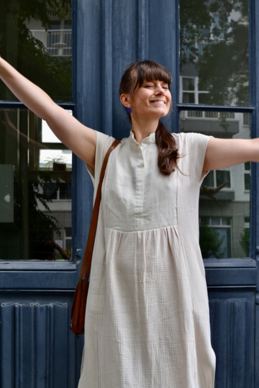 HEMDKLEID – Bio-Baumwoll-Gauze, Farbe Beige – Bild 5