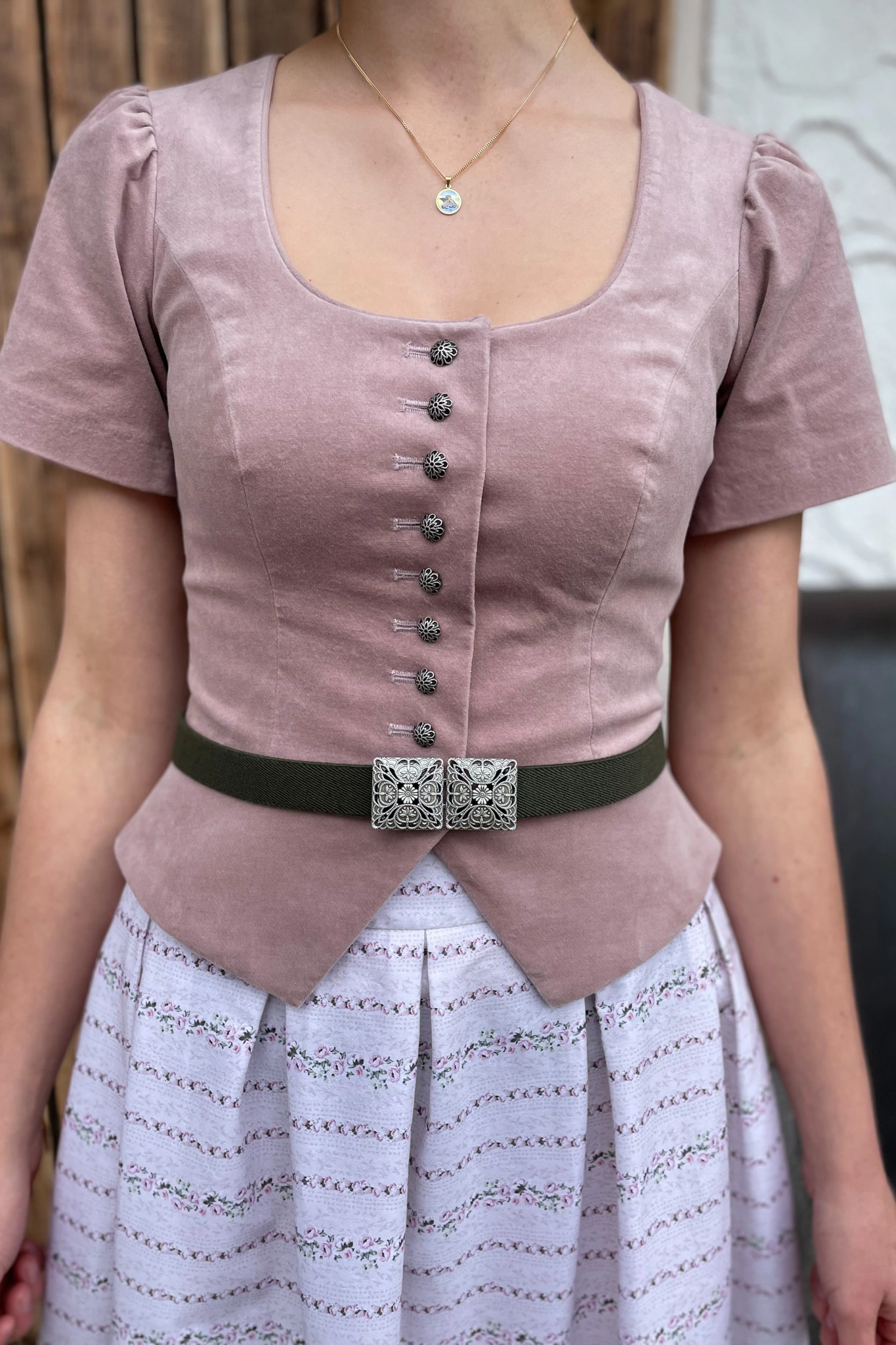 Spenzer “Olena” zartrosa-Stretch-Samt