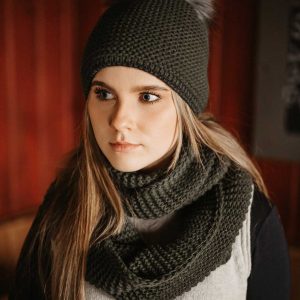 Mütze mit Bommel und Loop grün