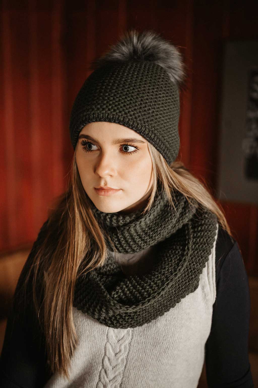 Mütze mit Bommel und Loop grün