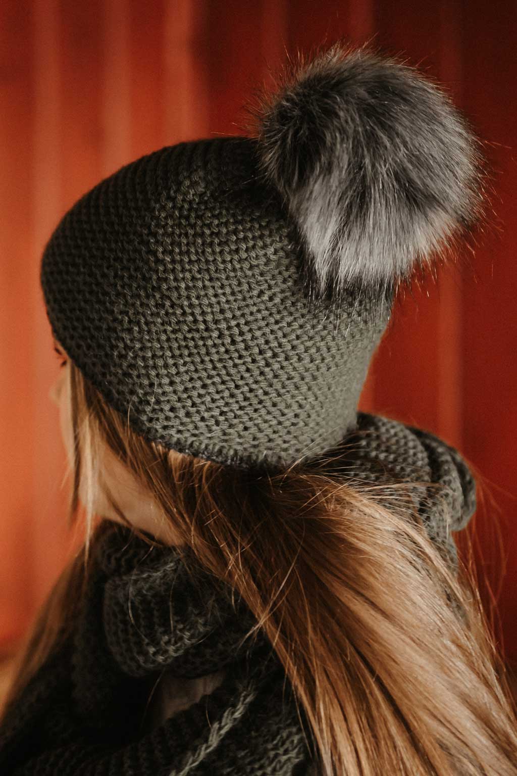 Mütze mit Bommel und Loop grün – Bild 2