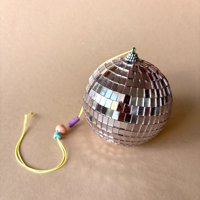 Discokugel 10ø an gelben Band und Perlen