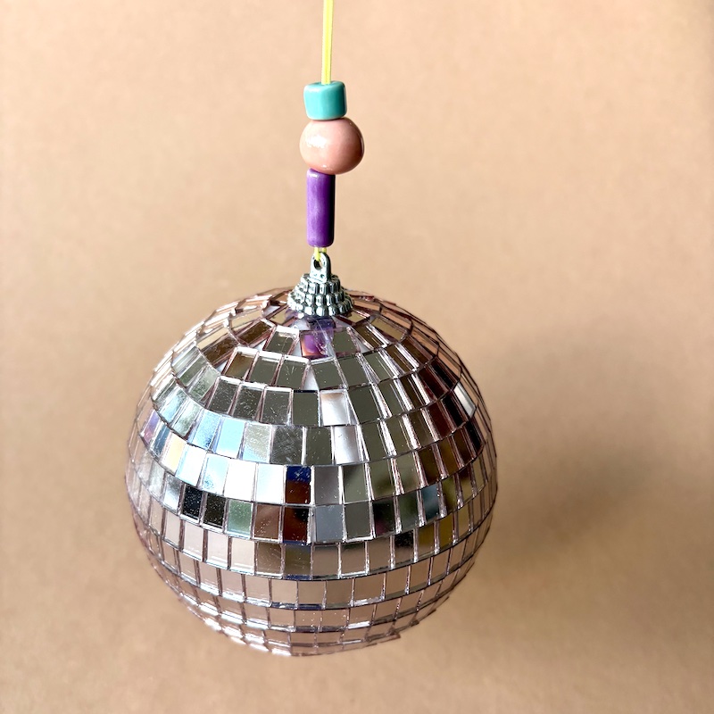 Discokugel 10ø an gelben Band und Perlen – Bild 2