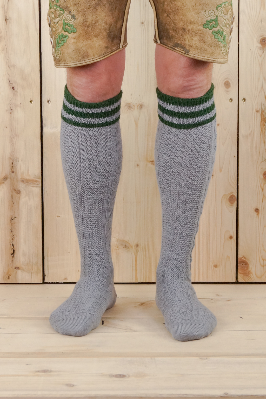 Strümpfe mit Umschlag, Handgekettelte Spitze, Grau mit grünen Ringel