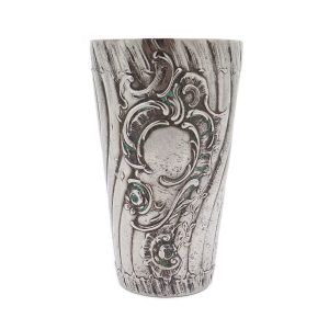 Geschweifter silberner Trinkbecher mit Kartusche – Neobarock